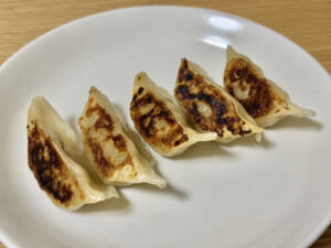 「まずい」と言われているらしい冷凍餃子が家にあったので食べてみた