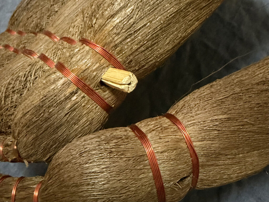 割れてしまっている竹軸の端