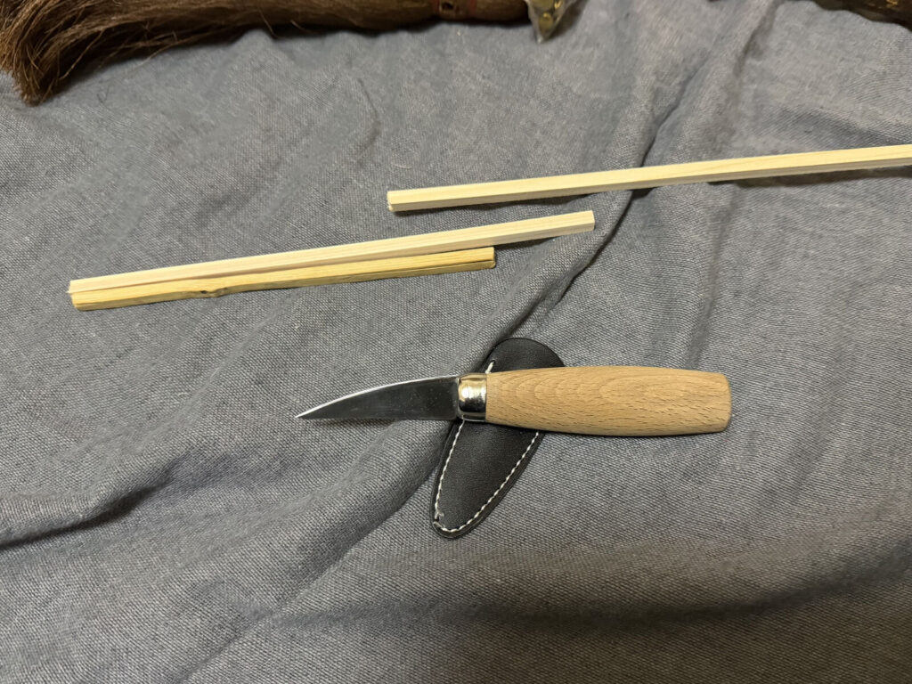 木の棒を折って、竹の軸＋αの長さに