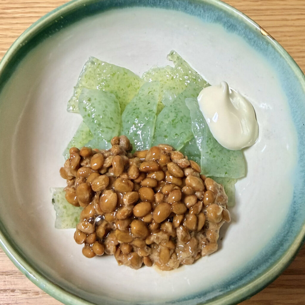 さしみこんにゃくの納豆マヨ和え……る前